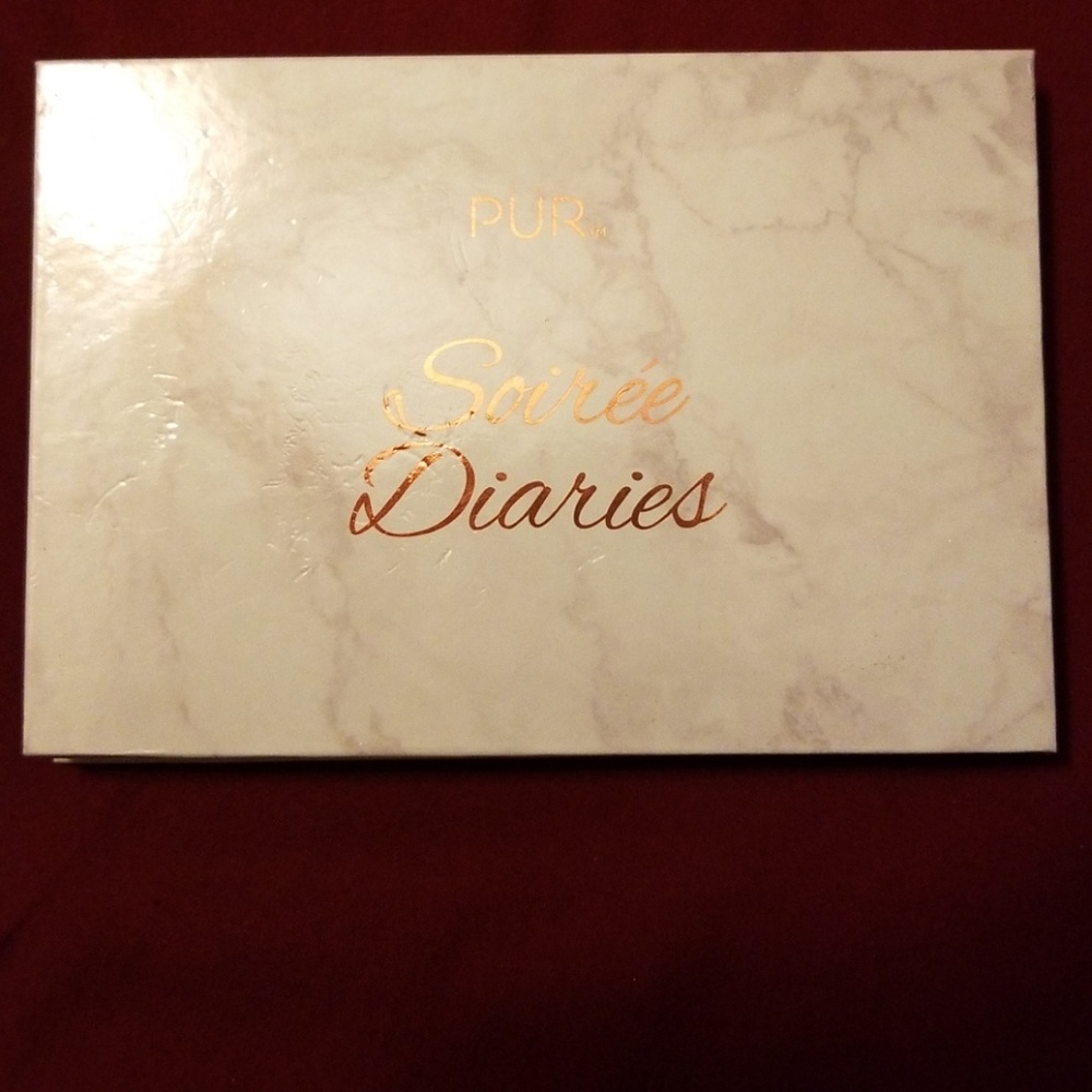 Matte and shimmer eyeshadow palette.